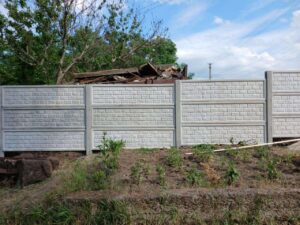 Паркан з бетонних плит