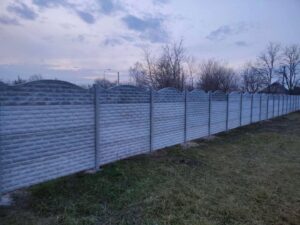 Бетонний паркан