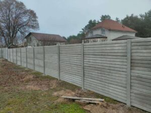 Бетонний паркан