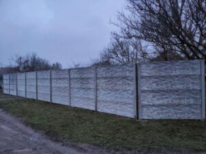 Забор из бетонных плит